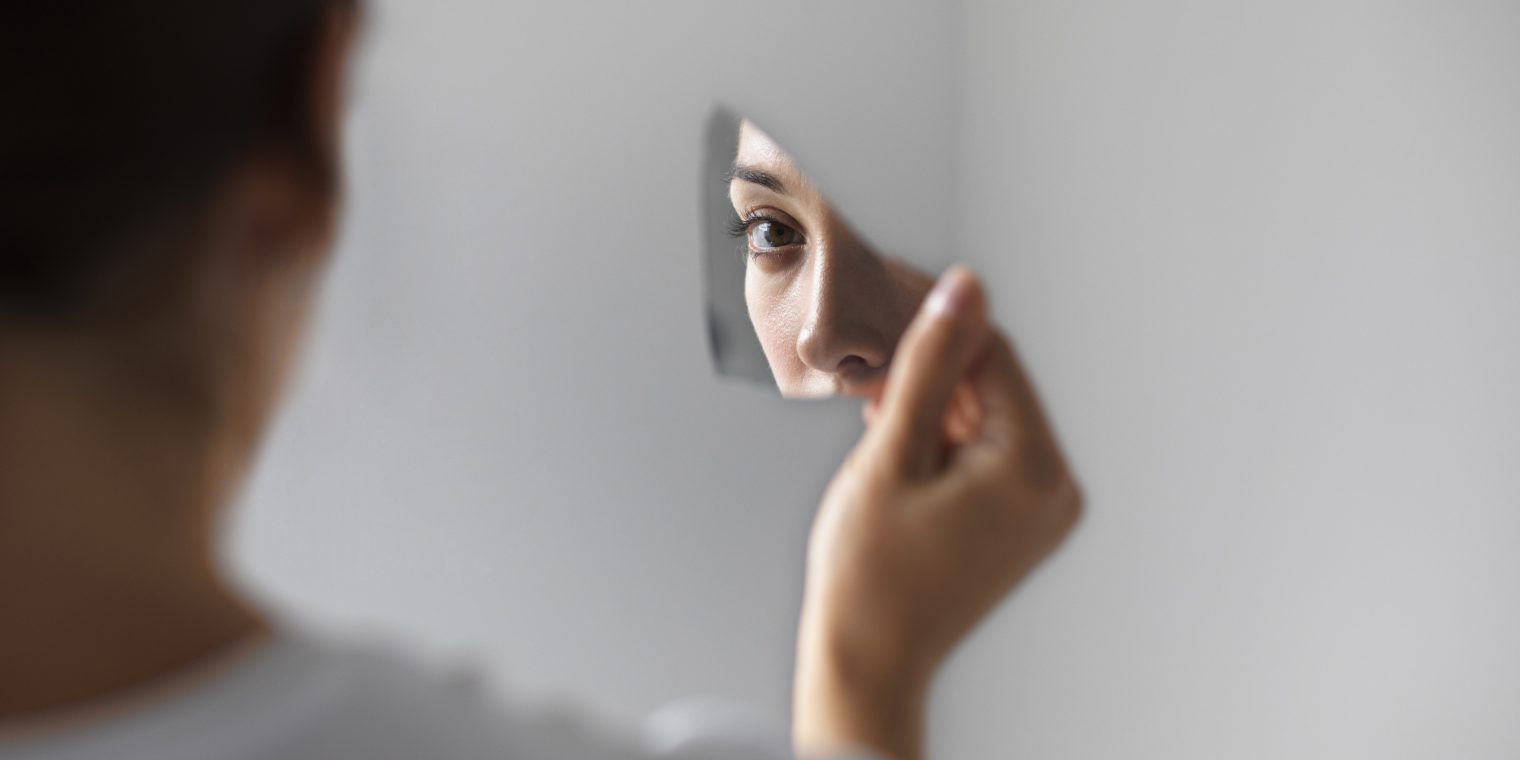 La autoimagen en la adicción: cómo el consumo distorsiona la forma en que nos vemos (y cómo reconstruirla)